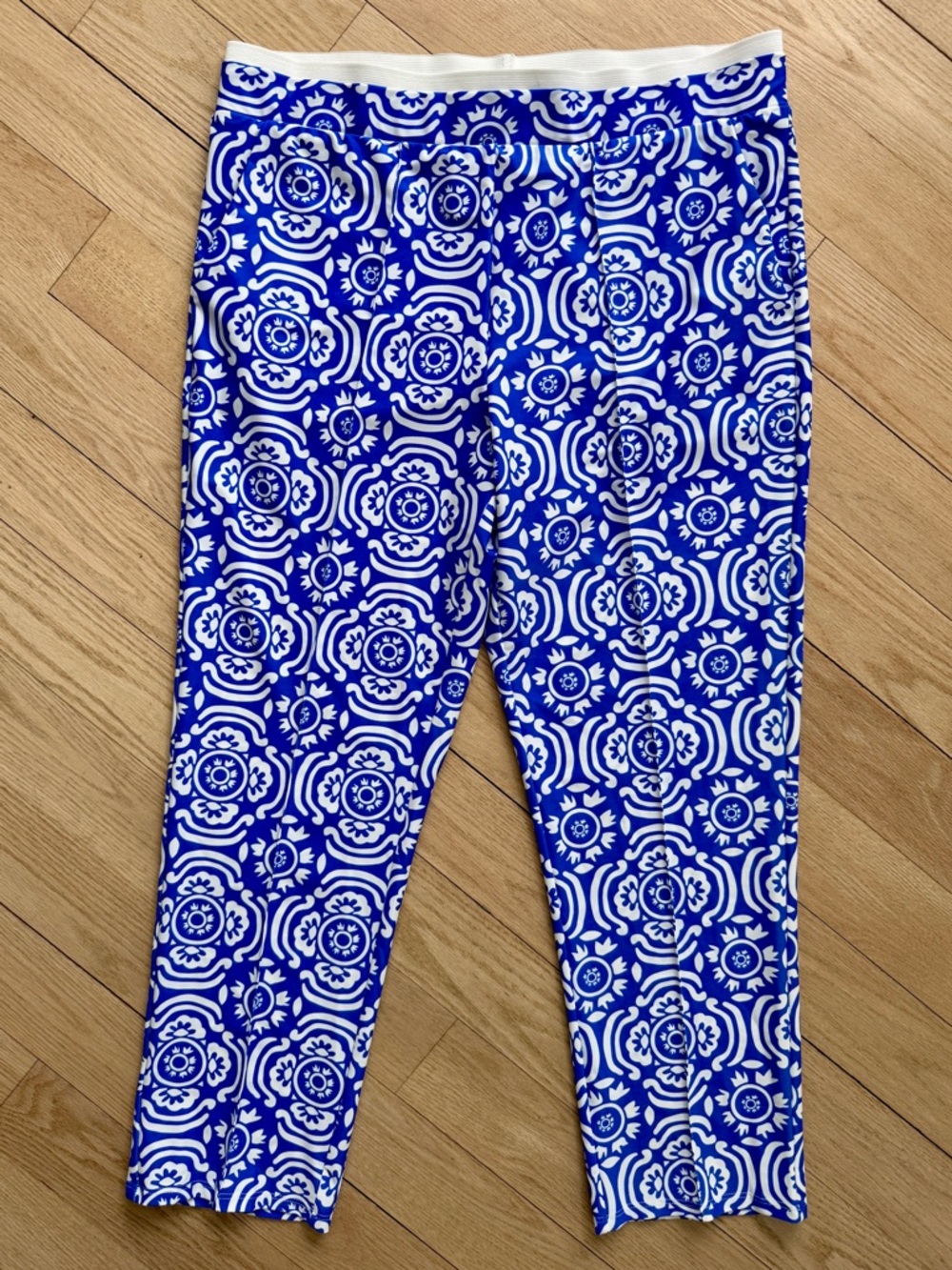 Jude Connally Blue and White Patterned Women’s Cropped Pants Large